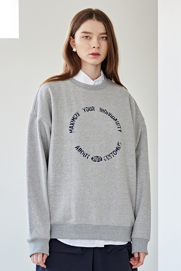 [커스텀어스] 서클 로고 유니 스웨트 셔츠 CFS23FKMT905는 남녀 모두 착용 가능한 스웨트셔츠입니다. 

가을 시즌에 어울리는 MGY(멜란지 그레이), NAV(네이비) 두 가지 색상으로 출시되었으며, 일상 및 레저 활동에 적합합니다. 

세미 오버핏의 라운드넥 디자인에 긴 소매 기장으로 제작되었으며, 소매단과 밑단 립 처리로 안정감을 더했습니다. 

부드러운 면 소재로 제작되어 편안한 착용감을 선사하며, 갈라삼봉 처리로 내구성을 높였습니다. 

캐주얼, 스포티, 미니멀 스타일을 연출하기 좋으며, 가을 나들이룩에 레이어드하여 스타일링하기 좋습니다.
