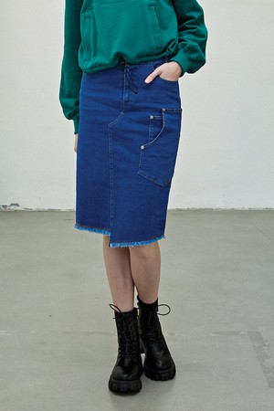 [커스텀어스] 사선절개 헴라인 변형 데님스커트 CXW23SWSK282