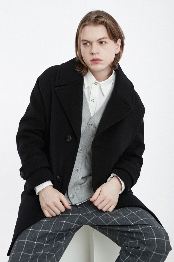 세미더블 코쿤 실루엣 남자 코트 CXS24WWCTA20 BLA는 가을, 겨울 시즌에 착용하기 좋은 남성용 코트입니다. 블랙 컬러의 울 소재로 제작되었으며, 클래식과 미니멀한 스타일을 동시에 연출할 수 있습니다. 롱 기장에 코쿤 실루엣, 세미더블 코트 타입으로 시크한 분위기를 더하며, 노치드 라펠과 싱글 버튼 여밈으로 세련된 디자인을 완성합니다. 출근룩, 겨울 데일리룩, 오피스룩 등 다양한 TPO에 활용하여 스타일리시함을 뽐낼 수 있습니다.
