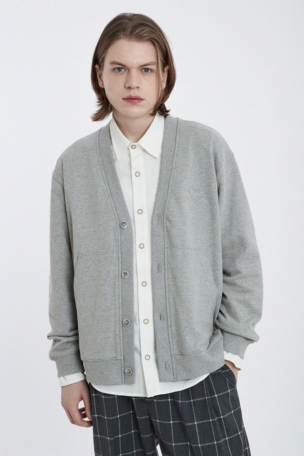 헤비쭈리 V넥 프레피 가디건 CXS24FKCD801 MGY는 남성용 상의 니트/스웨터 카테고리에 속하는 제품입니다. 가을, 겨울에 착용하기 좋으며, 베이직하면서 프레피 스타일을 연출할 수 있습니다. 부드러운 촉감의 울 소재, 레귤러 핏, 긴소매, 레귤러 기장으로 제작되었으며, 두꺼운 두께감의 헤비쭈리 소재 V넥 가디건입니다. 겨울 데일리룩, 출근룩에 매치하기 좋으며, 클래식, 미니멀, 프레피 스타일로 코디할 수 있습니다. 
