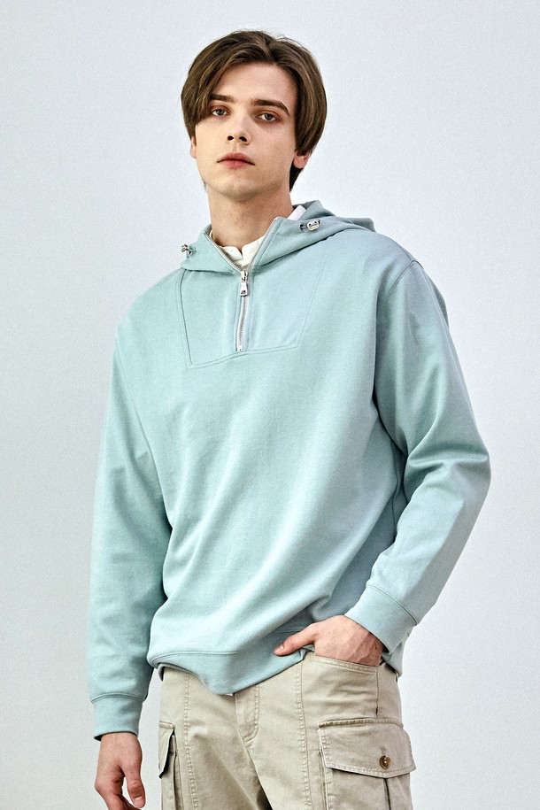 [커스텀어스] 프레피 후드 반집업 스웨트셔츠 CXS24SKHT211 민트는 캐주얼, 프레피, 미니멀 스타일을 추구하는 남성 고객을 위한 상의입니다. 면 소재로 제작되어 부드러운 촉감을 제공하며, 일상 및 가벼운 활동에 적합합니다. 레귤러 핏에 긴 소매, 후드와 반집업 디자인이 특징이며, 봄, 가을에 입기 좋은 두께입니다. 민트 컬러의 무지 디자인으로 다양한 하의와 매치하여 동네 마실룩, 산책룩을 연출할 수 있습니다.
