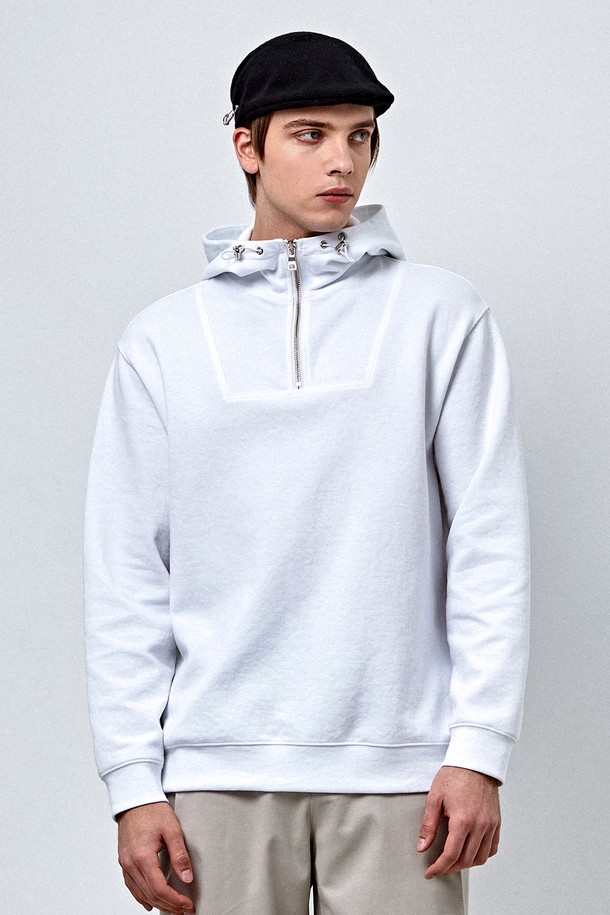 [커스텀어스] 프레피 후드 반집업 스웨트셔츠 CXS24SKHT211 WHI는 [커스텀어스] 브랜드의 공용 후드 스웨트셔츠입니다. 화이트 컬러의 무지 디자인으로, 봄, 가을에 입기 좋은 레귤러핏 긴소매 제품입니다. 반집업 스타일의 프레피, 캐주얼 무드를 연출하며, 일상생활과 동네 마실룩, 산책룩에 적합합니다. 캐주얼, 프레피, 미니멀 스타일을 즐기는 분들께 추천합니다.
