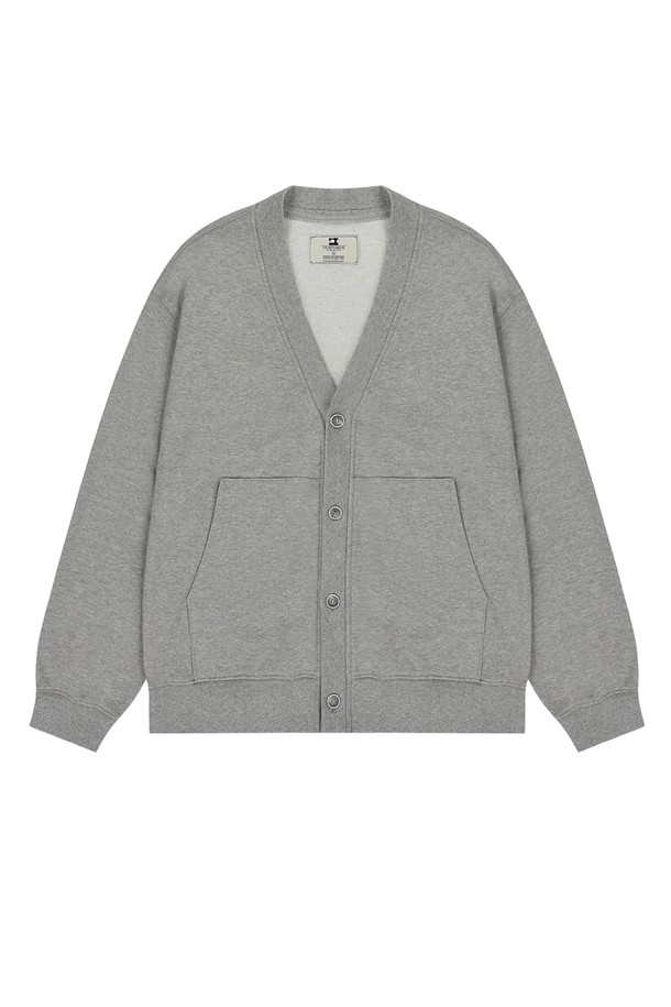 헤비쭈리 V넥 프레피 가디건 CXS24FKCD801 MGY는 남성용 상의 니트/스웨터 카테고리에 속하는 제품입니다. 가을, 겨울에 착용하기 좋으며, 베이직하면서 프레피 스타일을 연출할 수 있습니다. 부드러운 촉감의 울 소재, 레귤러 핏, 긴소매, 레귤러 기장으로 제작되었으며, 두꺼운 두께감의 헤비쭈리 소재 V넥 가디건입니다. 겨울 데일리룩, 출근룩에 매치하기 좋으며, 클래식, 미니멀, 프레피 스타일로 코디할 수 있습니다. 
