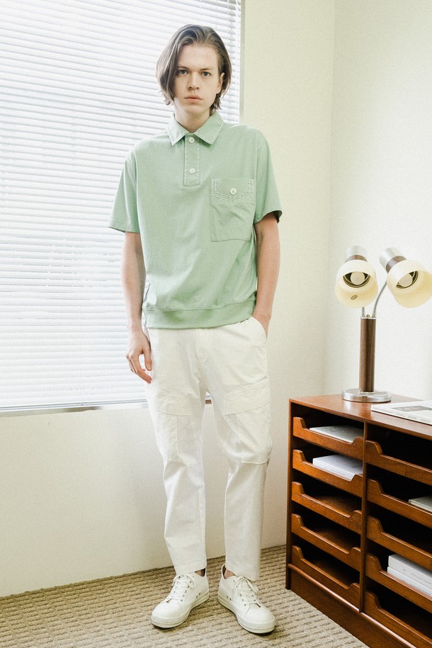 [커스텀어스] 호시자수 프레피 카라 티셔츠 CXS24MKKT482 MIN은 시원한 민트 컬러의 반소매 카라 티셔츠입니다. 면 소재에 오버핏으로 제작되었으며, 카라와 앞 포켓의 볼드한 스티치 장식과 밑단 시보리, 어깨, 암홀, 밑단의 절개 라인이 특징입니다. 데일리룩 또는 출근복으로 활용하기 좋으며, 자수 패턴과 조직감 있는 촉감으로 프레피 스타일을 연출합니다.
