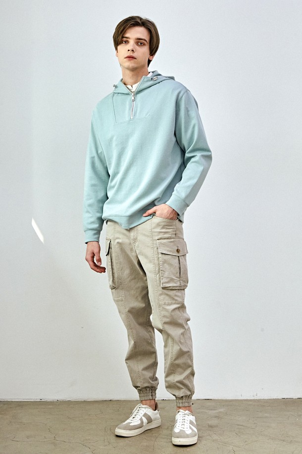 [커스텀어스] 프레피 후드 반집업 스웨트셔츠 CXS24SKHT211 민트는 캐주얼, 프레피, 미니멀 스타일을 추구하는 남성 고객을 위한 상의입니다. 면 소재로 제작되어 부드러운 촉감을 제공하며, 일상 및 가벼운 활동에 적합합니다. 레귤러 핏에 긴 소매, 후드와 반집업 디자인이 특징이며, 봄, 가을에 입기 좋은 두께입니다. 민트 컬러의 무지 디자인으로 다양한 하의와 매치하여 동네 마실룩, 산책룩을 연출할 수 있습니다.

