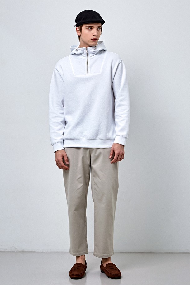 [커스텀어스] 프레피 후드 반집업 스웨트셔츠 CXS24SKHT211 WHI는 [커스텀어스] 브랜드의 공용 후드 스웨트셔츠입니다. 화이트 컬러의 무지 디자인으로, 봄, 가을에 입기 좋은 레귤러핏 긴소매 제품입니다. 반집업 스타일의 프레피, 캐주얼 무드를 연출하며, 일상생활과 동네 마실룩, 산책룩에 적합합니다. 캐주얼, 프레피, 미니멀 스타일을 즐기는 분들께 추천합니다.
