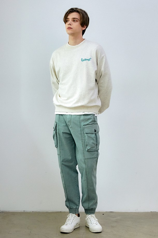 [커스텀어스] 러닝 프린트 스웨트셔츠 CCUCOFKMTA61 OTM는 남성을 위한 캐주얼 스타일의 스웨트셔츠입니다. 부드러운 면 소재로 제작되어 봄, 가을에 편안하게 착용할 수 있으며, 루즈핏으로 활동성을 높였습니다. 라운드넥에 긴 소매, 레귤러 기장으로 디자인되었으며, 'Oatmeal', 'Navy', 'Mint' 세 가지 색상으로 출시되었습니다. 동네 마실룩 또는 산책룩에 어울리는 베이직한 디자인으로, 프린트와 로고 디테일이 돋보입니다. 신축성이 약간 있어 편안한 착용감을 제공합니다.
