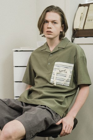 [커스텀어스] 선염포켓 로코테이프 반팔 우븐셔츠 CXS24MWSH507 KHA