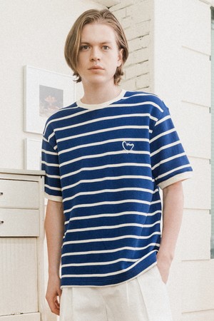 [커스텀어스] 선염스트라이프 하트로고자수 라운드 반팔티셔츠 CXS24MKRT414 BLU