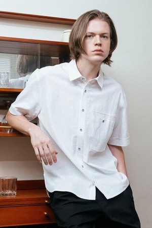 [커스텀어스] 비대칭절개라인 로고자수 반팔셔츠 CXS24MWSH488 WHI