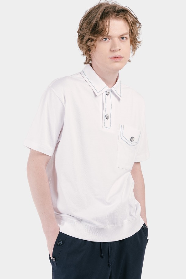 깔끔한 화이트 컬러의 남성용 반팔 카라 티셔츠입니다. 면 소재의 레귤러핏으로 제작되어 봄, 여름철 편안하게 착용 가능하며, 베이직한 디자인에 호시 디테일로 포인트를 더했습니다. 심플하면서도 세련된 프레피 스타일을 연출하기 좋은 데일리 아이템입니다.
