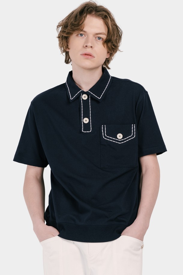 네이비 컬러의 남성용 프레피 스타일 반팔 카라 티셔츠입니다. 부드러운 면 소재로 제작되어 봄, 여름철에 편안하게 착용하기 좋으며, 레귤러핏으로 제작되어 부담 없이 즐겨 입을 수 있습니다. 카라 스티치 디테일이 돋보이는 캐주얼한 디자인으로, 일상복으로 활용하기 좋습니다.

