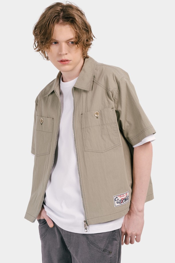 엣지 요크 투웨이 세미오버핏 남성 반팔 집업 셔츠는 면과 나일론 혼방 소재로 제작되어 부드러운 촉감과 뛰어난 내구성을 자랑합니다. 봄, 여름, 초가을까지 활용 가능한 데일리 아이템으로, 가슴 포켓과 배색 스티치, 밑단 트임 디테일이 캐주얼한 멋을 더합니다. 투웨이 지퍼와 자수 로고 와펜, 네이비/레드 자수 배색 포인트가 돋보이며 구김이 적고 형태감이 좋아 편안하게 착용할 수 있습니다.
