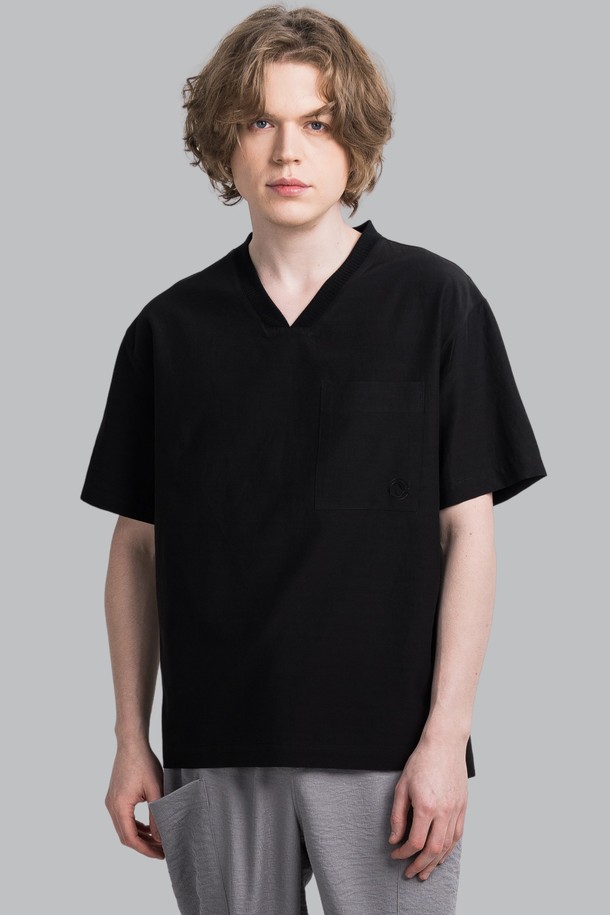 세련된 블랙 컬러의 남성용 브이넥 골지 반팔 우븐 티셔츠입니다. 봄, 여름 시즌에 어울리는 모던하고 시크한 스타일로, 일상복으로 활용하기 좋습니다. 레귤러 기장으로 제작되었으며, 골지 패턴이 특징입니다.
