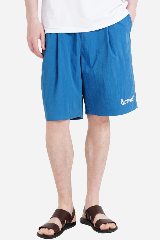 [커스텀어스] 로고 자수가 돋보이는 남자 5부 와이드 밴딩 하프 팬츠입니다. 시원한 블루, 머스타드, 그린 컬러로 출시되었으며, 면과 나일론 혼방 소재로 제작되어 얇고 통기성이 우수합니다. 땀 배출 기능과 구김 방지, 바이오워싱 처리를 통해 쾌적한 착용감을 선사하며, 세미오버핏으로 편안한 캐주얼 스타일을 연출합니다.
