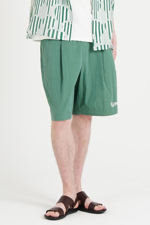 [커스텀어스] 로고 자수 휴양지 남자 원턱 와이드 밴딩 여름 하프 팬츠는 시원한 착용감을 선사하는 면, 나일론 혼방 소재의 5부 기장 반바지입니다. 캐주얼한 스타일로 일상 및 휴가철에 활용하기 좋으며, 세미 오버핏의 와이드한 핏과 얇은 두께감으로 편안함을 더합니다. 그린, 블루, 머스타드 세 가지 색상으로 출시되었으며, E-밴드 허리, 사이드 포켓, 백 포켓, 스트링 여밈, 바이오 워싱 처리 등 실용적인 디테일이 돋보이는 제품입니다.
