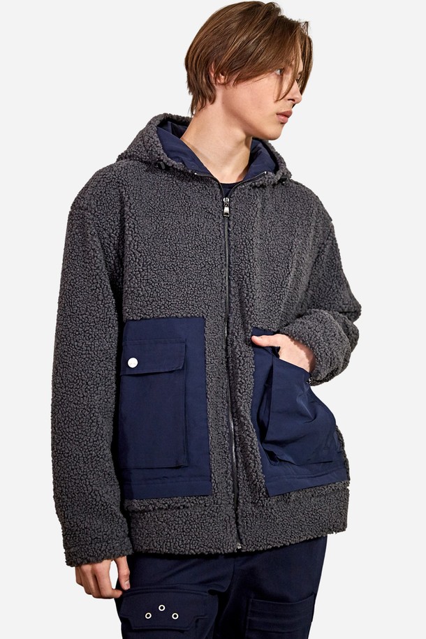 빅입체포켓 배색 양털 뽀글이 후드집업 패딩점퍼는 부드러운 양털 소재와 퀼팅 안감으로 따뜻함과 포근함을 선사하는 아우터입니다. 그레이 컬러의 무지 디자인으로 데일리룩, 데이트룩, 가을 나들이룩 등 다양한 TPO에 활용하기 좋습니다. 세미오버핏과 루즈핏으로 편안한 착용감을 제공하며, 빅입체 포켓과 후드 디자인이 캐주얼하고 스트릿한 스타일을 연출합니다. 긴 소매와 집업 여밈 방식으로 간편하게 입고 벗을 수 있으며, 시접 부분 갈라봉 처리와 이중 구조로 내구성을 높였습니다. 가을과 겨울 시즌, 스타일리시함과 보온성을 동시에 잡고 싶다면 이 패딩 점퍼를 선택해 보세요.
