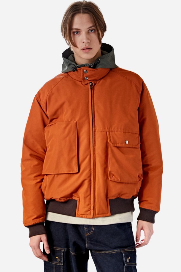 유니크 입체 포켓 웰론 숏패딩 점퍼 CTS22WWJPA40 ORA는 캐주얼, 미니멀 스타일을 선호하는 분들을 위한 숏패딩 점퍼입니다. 가을, 겨울 시즌에 적합하며, 데일리룩, 출퇴근룩, 데이트룩 등 다양한 TPO에 활용할 수 있습니다. 오렌지 컬러의 무지 디자인으로, 세미오버핏과 루즈핏 사이의 편안한 핏을 제공합니다. 입체 포켓 디테일과 웰론 충전재, 시보리 디테일이 특징이며, 보온성과 경량성을 갖춘 실용적인 아이템입니다.
