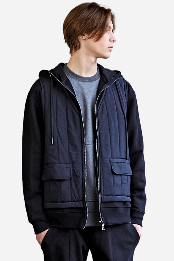 세로 퀼팅 패딩베스트 레이어드 후드집업은 헤비쭈리 소재로 제작되어 부드러운 촉감과 두꺼운 두께감으로 뛰어난 보온성을 제공합니다. 남성용으로, 겨울 및 간절기에 데일리룩과 캐주얼 스타일을 연출하기에 적합하며, 후드 스트링으로 자유로운 스타일 연출이 가능합니다. 2인치 간격의 세로 퀼팅과 오버핏 디자인은 스트릿 무드를 더하며, 레이어드 스타일을 완성하기 좋습니다. 바이오 워싱 가공으로 더욱 편안한 착용감을 선사하는 블랙 컬러의 후드집업입니다.
