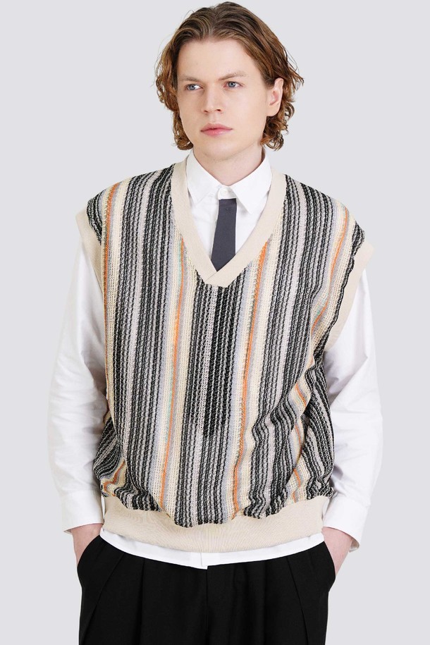 드랍숄더 선염 스트라이프 오버핏 베스트 CXS25FKVT801 ORA는 남녀 공용으로 착용 가능한 오렌지, 베이지, 블랙 컬러의 베스트입니다. 봄, 가을 계절에 어울리는 캐주얼, 베이직 스타일로, 드랍숄더 디자인과 오버핏으로 편안한 착용감을 제공합니다. 라운드넥에 민소매 기장으로 제작되었으며, 스트라이프 패턴이 돋보이는 아이템입니다. 동네 마실룩이나 봄 소풍룩에 매치하여 캐주얼, 미니멀, 클래식한 스타일을 연출할 수 있습니다. 레귤러 기장으로 다양한 하의와 쉽게 코디 가능합니다.
