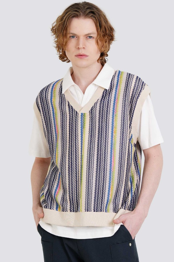 드랍숄더 선염 스트라이프 오버핏 베스트 CXS25FKVT801 GRN는 캐주얼, 미니멀, 클래식 스타일을 추구하는 남성을 위한 베스트입니다. 그린과 멀티 컬러의 스트라이프 패턴이 돋보이며, 봄, 가을에 착용하기 좋습니다. 부드러운 폴리에스테르, 스판덱스 혼방 소재로 제작되어 편안한 착용감을 선사합니다. 드랍숄더 디자인과 립 시보리, 밑단 부루종 라인, 활동성을 고려한 암홀 디자인으로 트렌디함을 더했습니다. 출근룩, 데이트룩 등 다양한 TPO에 활용 가능하며, 세미 오버핏으로 편안하게 연출할 수 있습니다.
