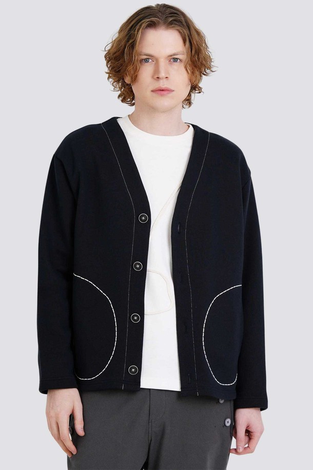 남자 호시자수 주머니 V넥 프레피 가디건 CXS25FKCD910 네이비는 오피스룩, 데이트룩에 잘 어울리는 남성용 가디건입니다. 부드러운 면 소재에 세미오버핏으로 편안한 착용감을 제공하며, 봄, 가을에 입기 좋습니다. 4버튼 디자인과 곡선 포켓, 포켓 자수 디테일이 특징이며, 바이오워싱 가공과 고밀도 헤비쥬리 원단으로 제작되었습니다. 네이비 컬러의 V넥 가디건으로 캐주얼하면서도 프레피 스타일을 연출할 수 있습니다. 배색 스티치 디테일이 돋보입니다.
