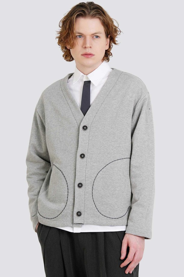 남자 호시자수 주머니 브이넥 프레피 가디건 CXS25FKCD910 MGY은 오피스룩, 데이트룩에 잘 어울리는 남성용 가디건입니다. 메란지 그레이 컬러의 면 소재로 제작되었으며, 봄, 가을에 착용하기 좋습니다. 세미 오버핏에 브이넥 디자인, 4버튼, 포켓 디테일, 배색 스티치 장식이 프레피, 클래식, 미니멀한 스타일을 연출합니다. 고밀도 헤비쥬리 원단과 바이오워싱 가공으로 부드러운 촉감을 선사하며, 신축성이 있어 편안하게 착용할 수 있습니다. 비침 걱정 없이 데일리룩으로 활용해보세요.
