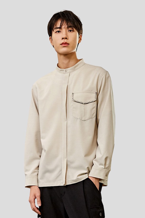 베이직한 디자인의 여성 밴드넥 버튼홀 포켓 셔츠입니다. 미니멀하고 클래식한 스타일로, 봄, 가을 시즌에 활용하기 좋습니다. 레귤러 핏에 긴 소매 기장으로 제작되었으며, 무지 디자인에 베이지 컬러로 어디든 매치하기 용이합니다. 앞부분의 버튼홀 디테일과 포켓으로 실용성을 더했습니다. 데일리룩으로 편안하게 착용할 수 있는 셔츠입니다.
