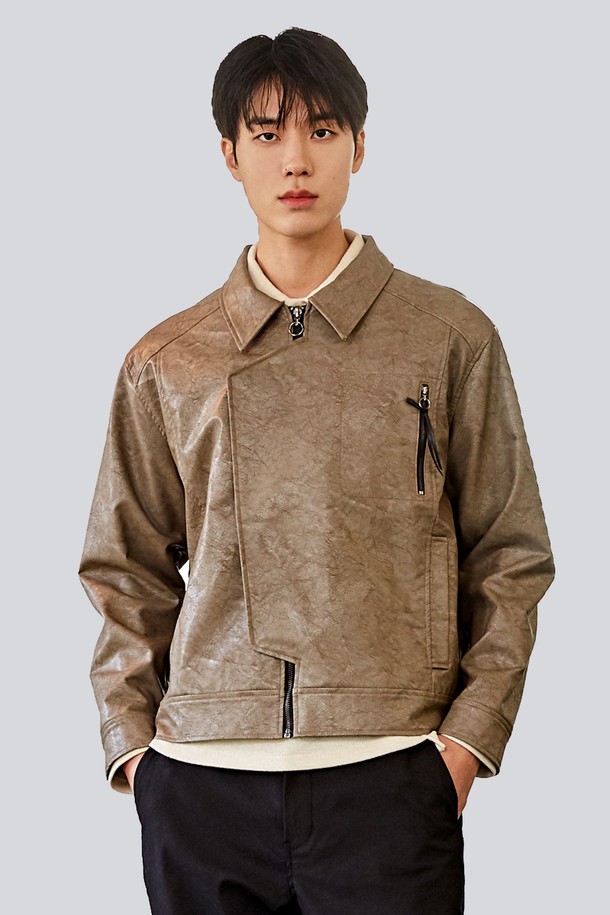 내추럴 크랙 비건레더 재킷 CXS23WLJPA86 BEI는 미니멀하고 모던한 스타일을 추구하는 여성 의류입니다. 베이지 컬러의 이 크롭 기장 재킷은 봄, 가을에 어울리는 두꺼운 두께감과 뻣뻣한 촉감의 비건 가죽 소재로 제작되었습니다. 라이더 코트 타입에 집업 여밈 방식을 갖추었으며, 오버핏 디자인과 크랙 텍스처가 특징입니다. 긴 소매로 시크한 분위기를 연출하며, 미니멀, 클래식, 시크 스타일을 선호하는 분들께 추천합니다.
