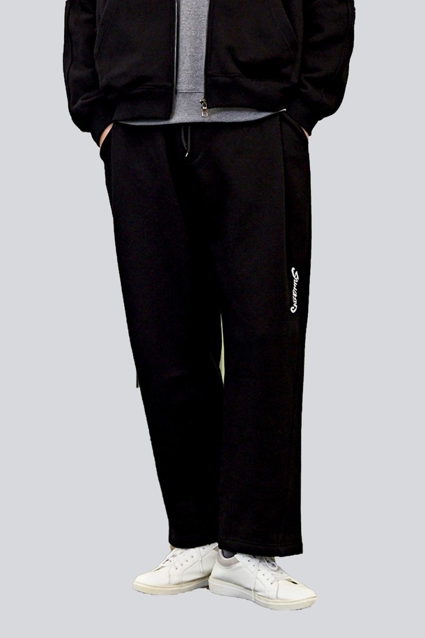 세미 와이드핏 기모 트레이닝 팬츠 CFUCOWKPTA03 BLA는 쌀쌀한 날씨에도 따뜻하고 편안하게 착용할 수 있는 남녀 공용 트레이닝 팬츠입니다. 부드러운 기모 안감으로 보온성을 높였으며, 세미 와이드 핏으로 편안한 활동성을 제공합니다. 일상복이나 운동 시 모두 활용 가능하며, 캐주얼하고 스포티한 스타일을 연출하기 좋습니다. 허리 밴딩 처리로 편안하게 착용할 수 있으며, 블랙 컬러의 무지 디자인으로 어떤 상의와도 매치하기 용이합니다. 가을, 겨울 시즌에 활용하기 좋은 두꺼운 두께감의 트레이닝웨어입니다.
