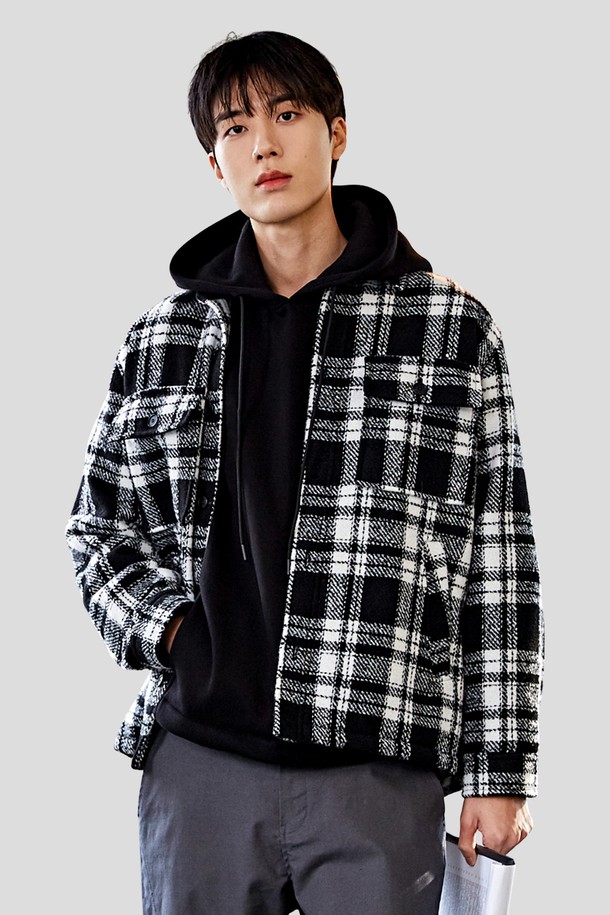 빅체크 아우터 셔츠 CXS23WWSHB09 BLA는 남성용 셔츠 재킷으로, 가을과 겨울에 따뜻하게 입을 수 있습니다. 블랙과 화이트 컬러의 체크 패턴이 돋보이며, 울 소재로 제작되어 부드러운 촉감을 선사합니다. 두꺼운 두께감과 긴 소매 기장으로 보온성을 높였으며, 셔츠형 디자인에 레귤러 핏과 버튼 여밈 방식을 적용했습니다. 캐주얼, 클래식, 미니멀 스타일을 모두 소화하며, 출근룩이나 모임룩으로 활용하기 좋습니다. 오버사이즈 핏으로 편안한 착용감을 제공합니다.
