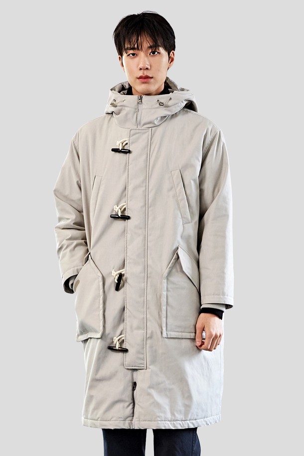 베이직하고 캐주얼한 스타일의 여성용 롱 패딩입니다. 편안한 레귤러핏에 두꺼운 두께감으로 따뜻하게 착용할 수 있습니다. 무지 디자인에 후드와 토글 여밈 방식으로 포인트를 더했습니다. 겨울철 일상룩에 활용하기 좋은 베이지 컬러의 긴 소매 패딩으로, 스타일리시함과 보온성을 동시에 갖췄습니다.
