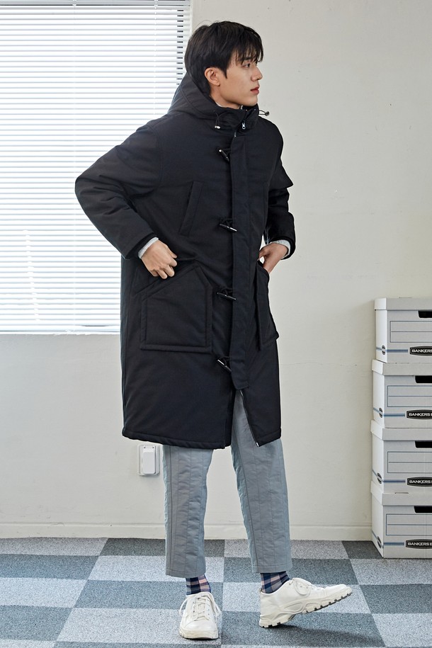 블랙 색상의 여성용 토글 버튼 후드 롱 패딩 CXS23WWPJA04입니다. 캐주얼한 스타일의 무지 디자인으로, 겨울철 보온성을 책임지는 두꺼운 두께감의 롱 기장 패딩입니다. 나일론 소재로 제작되었으며, 긴 소매와 후드 디자인이 특징입니다. 레귤러핏으로 편안하게 착용 가능하며, 토글 여밈 방식으로 간편하게 스타일을 연출할 수 있습니다.
