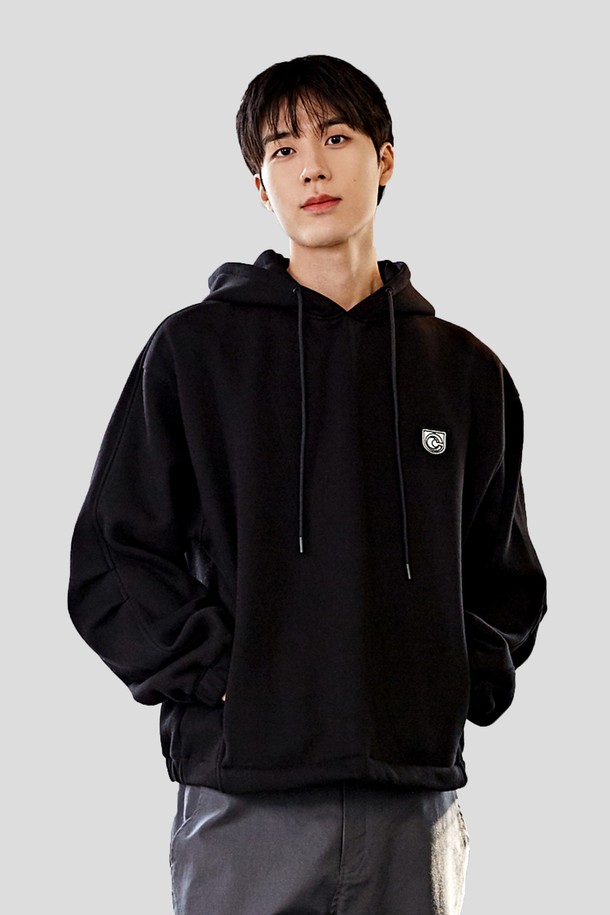 블랙 색상의 백 밴딩 기모쭈리 후드 맨투맨 CFS23WKHTB08 BLA입니다. 넉넉한 루즈핏으로 편안한 착용감을 선사하며, 가을과 겨울에 따뜻하게 입을 수 있습니다. 부드러운 기모 안감과 두꺼운 두께감으로 보온성을 높였습니다. 밴딩과 쭈리 디테일이 돋보이며, 캐주얼 및 미니멀 스타일을 연출하기 좋습니다. 집콕룩, 산책룩 등 다양한 일상에서 활용하기 좋은 아이템입니다.
