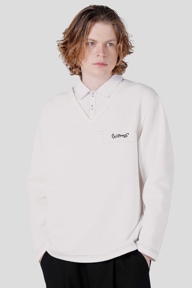 아이보리 컬러의 남자 셔츠 카라 레이어드 양면 PQ 로고 자수 긴팔 티셔츠입니다. 캐주얼, 미니멀 스타일로 일상 및 출근룩에 적합하며, 봄, 가을 시즌에 착용하기 좋습니다. 부드러운 면 소재로 제작되어 편안한 착용감을 선사하며, 레귤러 핏과 긴소매 기장으로 디자인되었습니다. 카라넥 디자인과 양면, 자수 디테일, 그리고 레이어드 스타일이 특징입니다. 레귤러 기장으로 다양한 하의와 매치하기 용이합니다.
