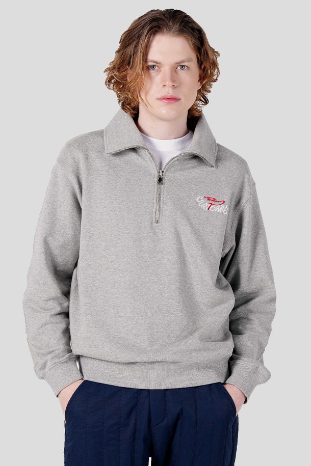 남자 로고자수 하프집업 스웻셔츠 CXS25FKKT918 GRY는 부드러운 면 소재로 제작되어 편안한 착용감을 선사합니다. 가을과 겨울에 적합한 두꺼운 두께감으로 따뜻하게 입을 수 있으며, 레귤러 핏 디자인으로 어떤 스타일에도 잘 어울립니다. 하프넥과 긴소매 디자인, 자수 디테일이 돋보이는 캐주얼하고 베이직한 스웻셔츠입니다. 그레이 컬러로 다양한 하의와 매치하기 용이하며, 일상복으로 활용하기 좋습니다. 스타일은 캐주얼, 미니멀, 클래식 무드를 연출합니다.
