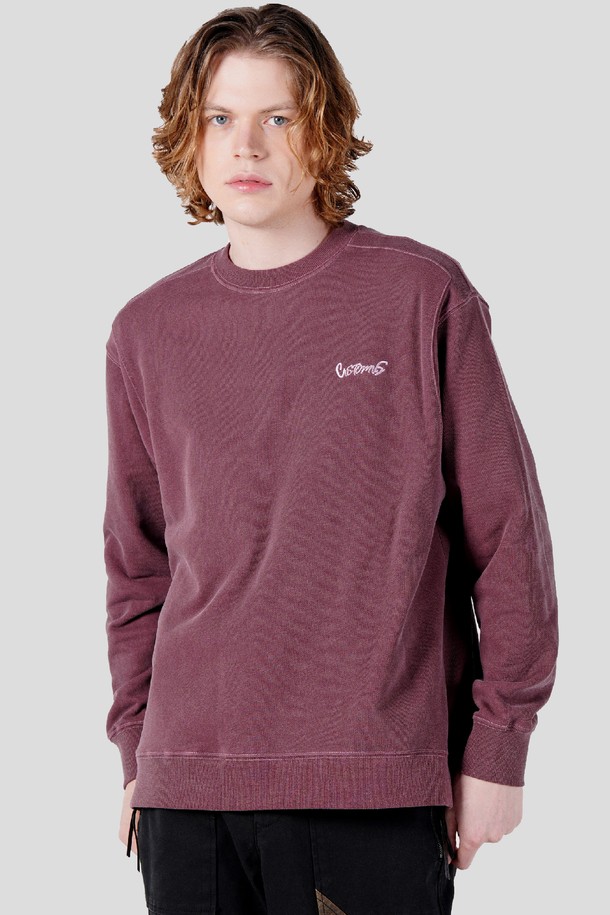 남자 유니크 숄더라인 피그먼트 스웻셔츠 CXS25FKMTA04 WIN는 가을과 겨울에 어울리는 남성용 스웻셔츠입니다. 와인 컬러의 무지 디자인으로, 레귤러핏과 레귤러 기장으로 제작되어 편안한 착용감을 선사합니다. 면 소재에 두꺼운 두께감으로 보온성을 높였으며, 피그먼트 워싱 기법과 숄더라인 디테일로 유니크한 스타일을 연출합니다. 라운드넥과 긴 소매 디자인으로 캐주얼하고 미니멀한 스타일을 완성합니다. 일상복으로 활용하기 좋은 아이템입니다.
