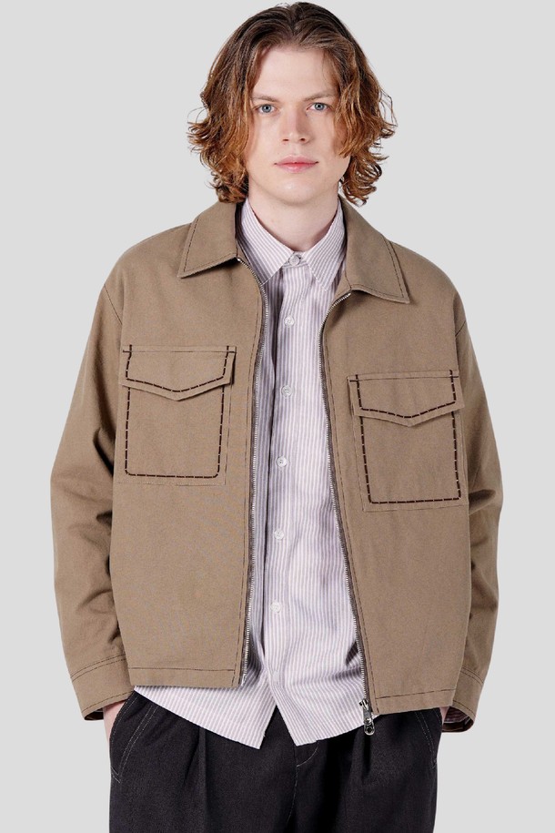 남자 호시 자수 포켓 집업 스텐카라 재킷 CXS25FWJK920 BEI는 가을, 겨울 시즌에 어울리는 남성용 아우터입니다. 베이지 컬러의 무지 디자인으로 캐주얼하고 베이직한 스타일을 연출하며, 출근룩과 모임룩에 활용하기 좋습니다. 루즈핏으로 편안한 착용감을 제공하며, 두꺼운 두께감과 긴 소매 기장으로 보온성을 더했습니다. 스탠카라 디자인과 포켓, 자수 디테일이 돋보이는 집업 스타일의 재킷입니다. 미니멀한 스타일을 선호하는 남성에게 적합합니다.
