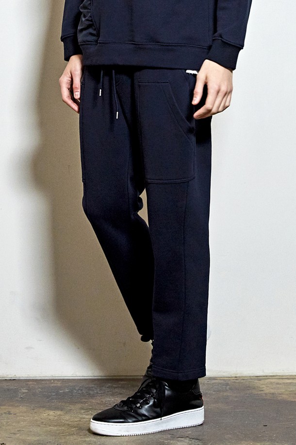 네이비 컬러의 2-way 포켓 일자핏 트레이닝 팬츠 CTS22WKPTA47입니다. 넉넉한 일자핏으로 편안한 착용감을 선사하며, 면 소재로 제작되어 부드러운 촉감을 느낄 수 있습니다. 일상복은 물론 가벼운 운동 시에도 활용하기 좋으며, 사계절 내내 착용 가능한 실용적인 아이템입니다. 2-way 포켓 디테일로 수납성을 높였으며, 밴딩 처리된 허리 부분으로 편안하게 활동할 수 있습니다. 스포티하면서도 캐주얼한 무드를 연출하여 다양한 스타일링에 활용하기 좋습니다.
