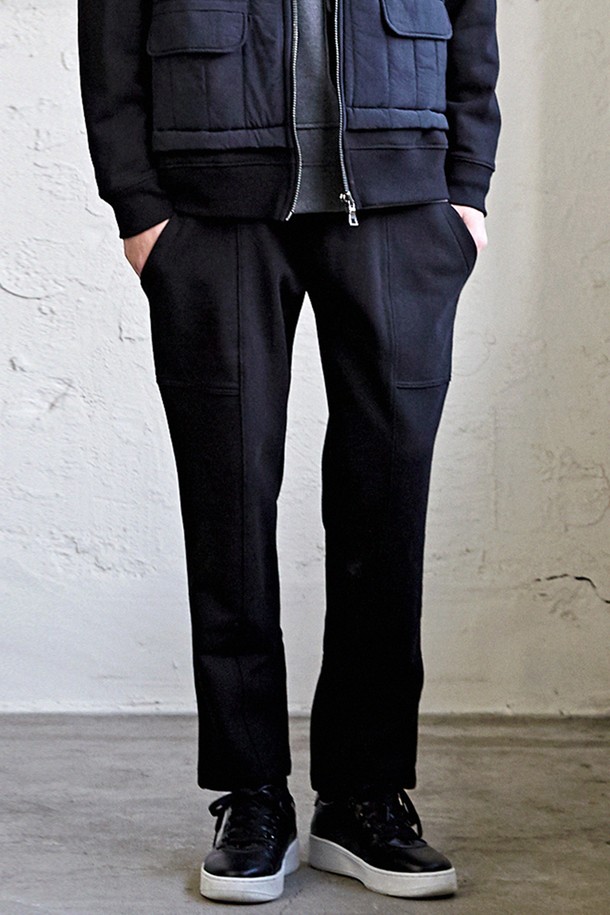 블랙 컬러의 2-way 포켓 일자핏 트레이닝 팬츠 CTS22WKPTA47 BLA입니다. 일상생활은 물론 피트니스 활동에도 적합한 공용 제품입니다. 부드러운 촉감의 폴리에스테르 소재로 제작되어 사계절 내내 편안하게 착용할 수 있습니다. 스포티하면서도 캐주얼한 스타일을 연출하며, 레귤러핏으로 편안한 착용감을 제공합니다. 밴딩 처리와 2-way 포켓 디테일이 특징입니다.
