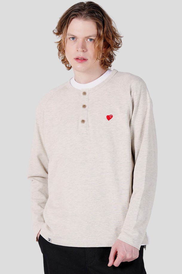 남성용 뉴하트 자수 헨리넥 라그랑 긴팔 티셔츠 CXS25FKRT921 OTM입니다. 부드러운 면 소재로 제작되어 편안한 착용감을 선사하며, 봄, 가을에 적합합니다. 캐주얼, 베이직 스타일을 기반으로, 헨리넥 디자인과 라그랑 소매가 특징입니다. OTM 컬러의 레귤러핏으로, 출근룩, 미니멀, 클래식 스타일 연출에도 용이합니다. 가슴 부분에는 뉴하트 자수 디테일이 포인트로 들어가 있습니다.
