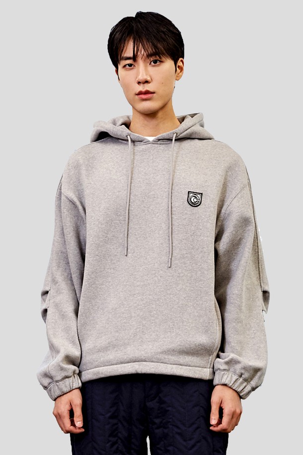 백 밴딩 기모 쭈리 후드 맨투맨 CFS23WKHTB08 MGY는 캐주얼과 미니멀 스타일을 즐기는 분들을 위한 공용 의류입니다. 부드러운 촉감의 기모 안감과 두꺼운 두께로 제작되어 가을, 겨울철 따뜻하게 착용할 수 있습니다. 레귤러핏으로 편안한 착용감을 제공하며, 후드 디자인과 긴 소매가 특징입니다. 무지 패턴의 그레이 컬러로 어떤 스타일에도 쉽게 매치할 수 있으며, 밴딩과 쭈리 원단으로 활동성을 더했습니다. 일상생활에서 활용하기 좋은 베이직 아이템입니다.
