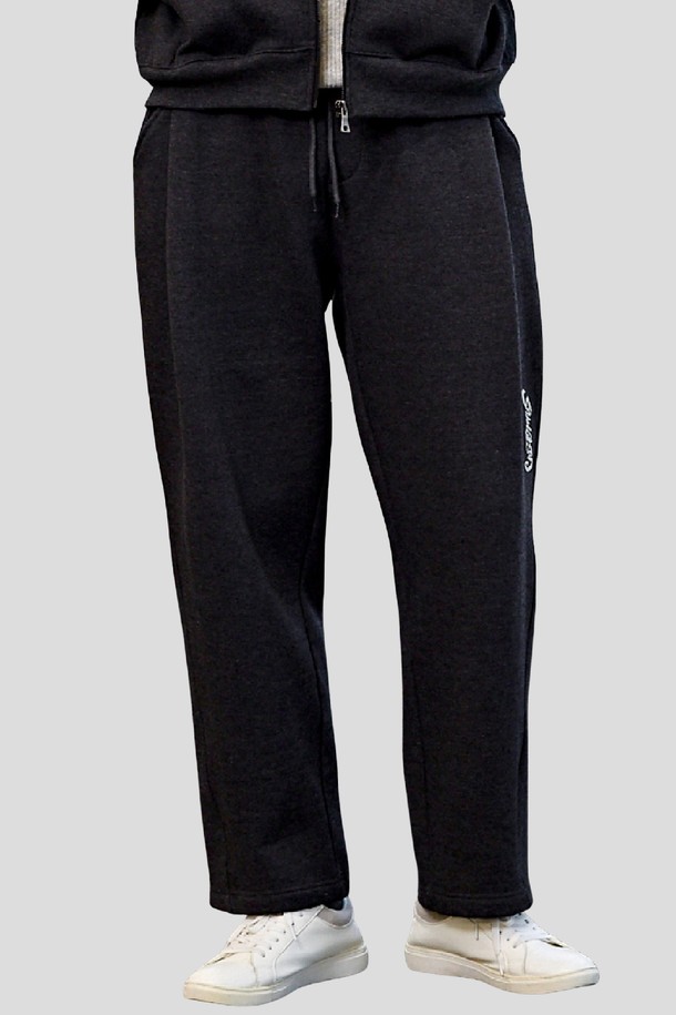 세미와이드핏 기모 트레이닝 팬츠 CFUCOWKPTA03 CGY는 차콜 그레이 색상의 공용 트레이닝 팬츠입니다. 가을, 겨울 시즌에 적합하며, 두꺼운 기모 안감으로 부드러운 촉감을 선사하여 따뜻하고 편안하게 착용할 수 있습니다. 밴딩 처리된 허리와 루즈핏의 세미와이드핏 디자인으로 활동성을 높였으며, 일상복 또는 운동 시에도 활용하기 좋습니다. 스포티, 캐주얼, 미니멀 스타일을 모두 소화하며 집콕룩과 등산룩으로도 손색없습니다.
