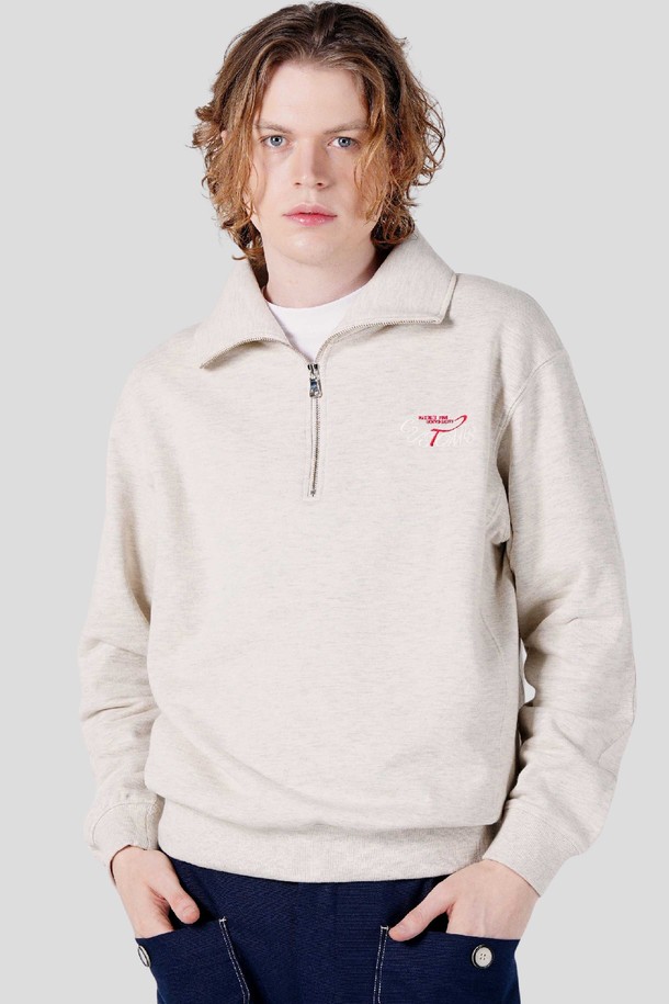 남자 로고 자수 하프 집업 스웻셔츠 CXS25FKKT918 OTM는 부드러운 면 소재로 제작되어 편안한 착용감을 선사합니다. 오트밀 컬러에 레귤러 핏으로, 캐주얼 및 베이직 스타일을 연출하기 좋습니다. 하프넥 디자인과 긴 소매 기장, 두꺼운 두께감으로 봄, 가을, 겨울철에 따뜻하게 입을 수 있습니다. 로고 자수 디테일이 돋보이며, 집업 스타일로 간편하게 착용 가능합니다. 미니멀하고 클래식한 스타일을 선호하는 남성에게 추천합니다.
