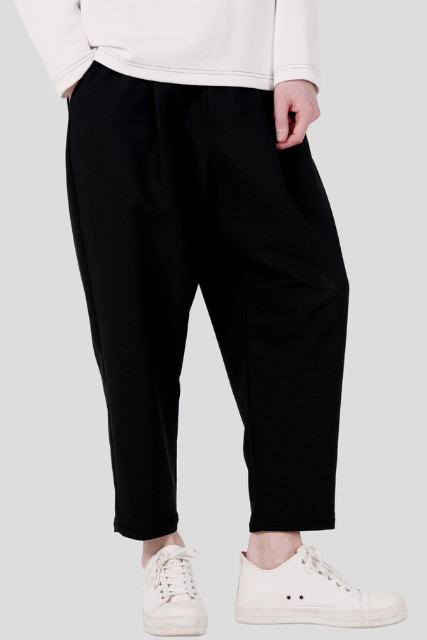 남자 원턱 배기핏 밴딩 팬츠 CXS25FWPTA03 BLA는 캐주얼 및 미니멀 스타일을 지향하는 남성용 바지입니다. 사계절 모두 착용 가능하며, 블랙 컬러의 무지 디자인으로 어떤 상의에도 잘 어울립니다. 편안한 배기핏에 밴딩 허리, 그리고 원턱 디테일이 더해져 활동성을 높였습니다. 넉넉한 핏과 편안함을 동시에 원하는 분들께 적합한 아이템입니다.
