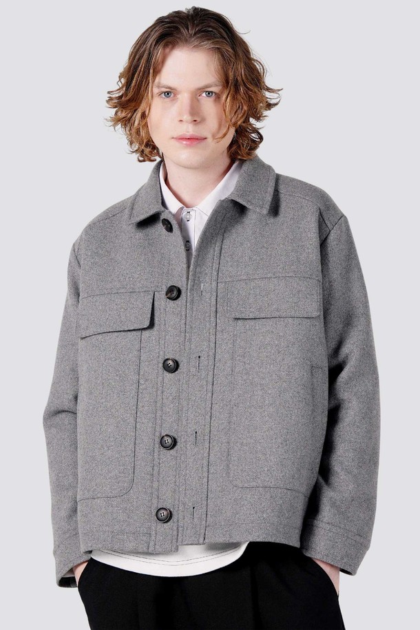 남자 울(Wool) 이브직 빅 후다 크롭 재킷 CXS25WWJKA01 GRY는 캐주얼, 미니멀, 시티보이 스타일을 추구하는 남성을 위한 아우터입니다. 가을, 겨울 시즌에 어울리는 두꺼운 두께감의 그레이 컬러 무지 디자인으로, 루즈핏과 오버핏의 편안한 착용감을 제공합니다. 부드러운 촉감의 울(Wool)과 폴리에스터 혼방 소재에 후드와 포켓 디테일을 더해 실용성을 높였습니다. 출근룩과 모임룩 등 다양한 TPO에 활용 가능하며, 크롭 기장과 긴 소매가 트렌디한 스타일을 연출합니다.
