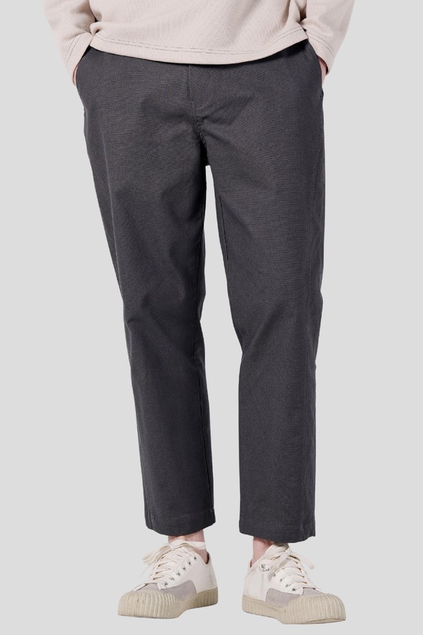 프린세스 라인 E밴딩 스트레이트 팬츠 CXS23WWPTA88 GRY는 여성 고객을 위한 베이직 스타일의 그레이 컬러 스트레이트 핏 긴 바지입니다. 봄, 가을에 착용하기 좋으며, 일상 및 출근룩에 적합합니다. 허리 E밴딩으로 편안한 착용감을 제공하며, 프린세스 라인 디테일이 돋보입니다. 미니멀, 클래식, 캐주얼 스타일을 모두 소화할 수 있는 활용도 높은 아이템입니다. 무지 디자인으로 어떤 상의와도 쉽게 매치하여 다양한 스타일을 연출할 수 있습니다.
