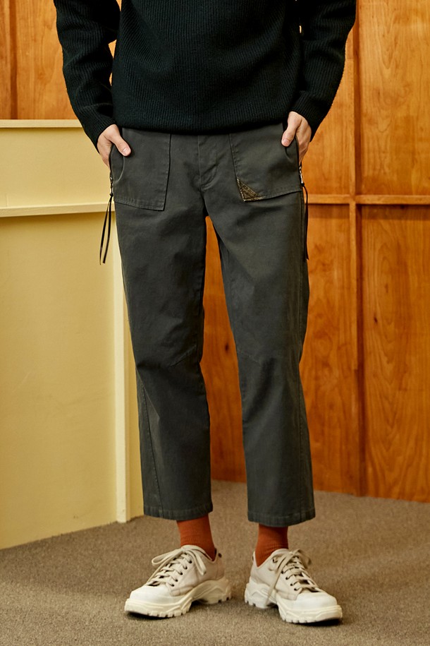 입체핏 E밴딩 워싱 팬츠 CTS23WWPTA44 카키는 캐주얼, 미니멀, 클래식 스타일을 아우르는 팬츠입니다. 일상생활에서 편안하게 착용할 수 있으며 산책룩과 집콕룩에 적합합니다. 입체적인 핏과 워싱 디테일이 돋보이며, E밴딩으로 허리 부분의 편안함을 더했습니다. 무지 디자인으로 다양한 상의와 손쉽게 매치할 수 있으며, 카키 컬러는 어떤 스타일에도 잘 어울립니다.
