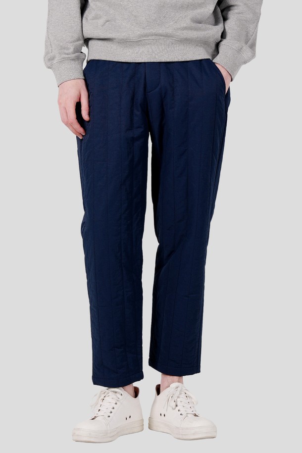 **퀼팅 E밴딩 팬츠 CFS23WWPTB06 네이비**는 겨울철 캐주얼, 미니멀, 클래식 스타일을 모두 아우르는 여성용 긴 바지입니다. 부드러운 촉감의 폴리에스테르 소재에 퀼팅 패턴으로 포인트를 주어 따뜻하고 세련된 느낌을 선사합니다. 레귤러핏으로 편안한 착용감을 제공하며, E밴딩 디테일이 더해져 활동성을 높였습니다. 넉넉하고 두꺼운 두께감으로 추운 날씨에도 따뜻하게 입을 수 있으며, 출근룩으로도 손색없는 활용도 높은 아이템입니다. 네이비 컬러로 어떤 상의와도 쉽게 매치하여 다양한 스타일을 연출할 수 있습니다.
