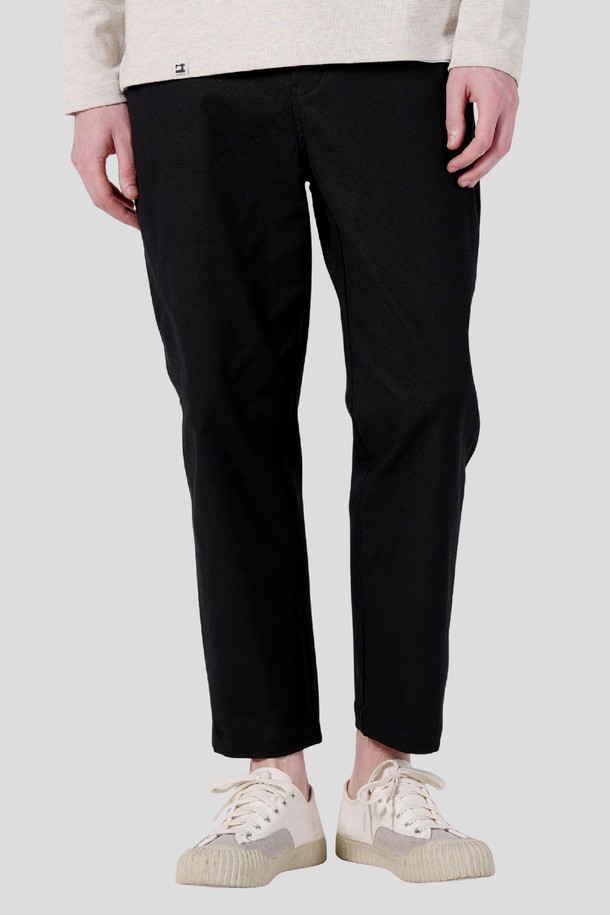 프린세스 라인 E밴딩 스트레이트 팬츠 CXS23WWPTA88 BRO는 남성을 위한 베이직하고 캐주얼한 스타일의 스트레이트 핏 팬츠입니다. 브라운과 그레이 두 가지 색상으로 제공되며, 일상 및 출근룩, 비즈니스 캐주얼에 적합합니다. 면과 스판덱스 혼방 소재로 제작되어 신축성이 뛰어나 편안한 착용감을 선사합니다. 허리 E밴딩 디테일과 프린세스 절개 라인으로 슬림한 핏을 연출하며, 캐주얼, 미니멀, 클래식한 스타일을 완성합니다.
